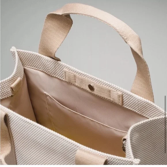 Lululemon Two Tone Canvas Tote Mini Bag 4.5L Mojave Tan/Light Ivory NWT - Picture 5 of 8